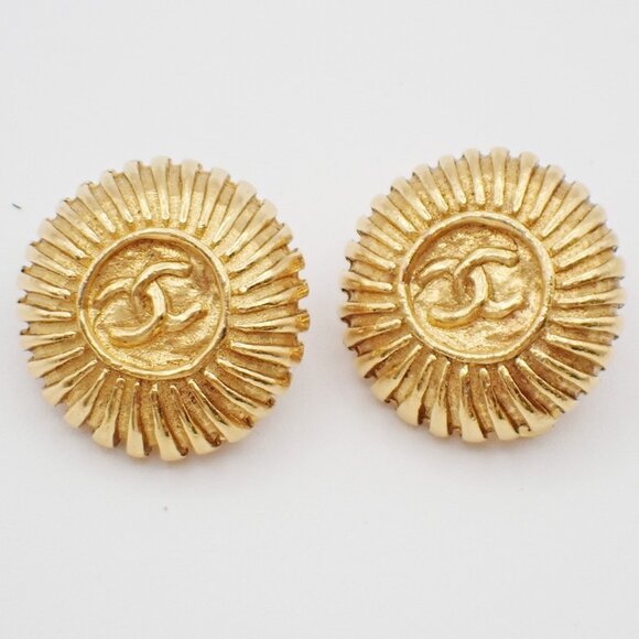 CHANEL CC Logo Round Button Earrings Clip-On Gold - Picture 1 of 9